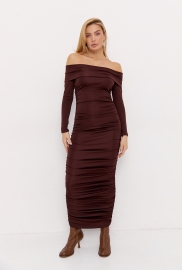 Силуетна сукня з драпіруванням і відкритими плечима Силуетна сукня з драпіруванням і відкритими плечима