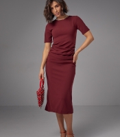 Силуетна сукня міді з драпіруванням