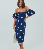 Сукня з відкритими плечима та розрізом