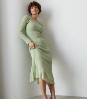 Довга приталена сітчаста сукня