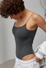 Жіноче трикотажне боді на бретелях Жіноче трикотажне боді на бретелях