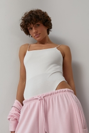 Жіноче трикотажне боді на бретелях Жіноче трикотажне боді на бретелях