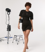 Трикотажна приталена сукня з акцентними плечима