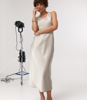 Однотонна сатинова довга сукня Однотонна сатинова довга сукня