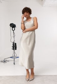 Однотонна сатинова довга сукня Однотонна сатинова довга сукня