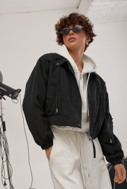 Коротка вітровка з кишенею на рукаві Коротка вітровка з кишенею на рукаві