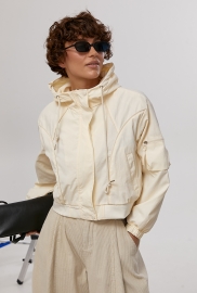 Коротка однотонна вітровка з капюшоном Коротка однотонна вітровка з капюшоном