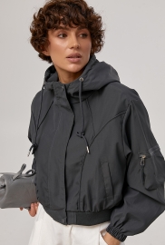 Коротка однотонна вітровка з капюшоном Коротка однотонна вітровка з капюшоном