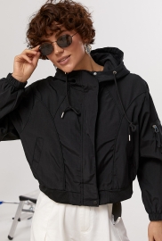 Коротка однотонна вітровка з капюшоном Коротка однотонна вітровка з капюшоном