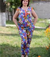 Костюм-двойка женский из штапеля с вискозой и хлопком: блуза на пуговицах и зауженные брюки с рисунком летний