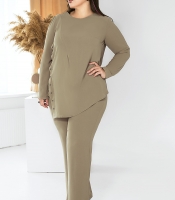 Костюм-двойка женский из крепа с асимметричной блузой и расклешенными брюками летне-осенний