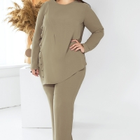 Костюм-двойка женский из крепа с асимметричной блузой и расклешенными брюками летне-осенний