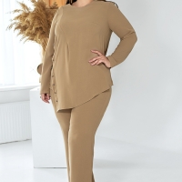 Костюм-двойка женский из крепа с асимметричной блузой и расклешенными брюками весенне-летне-осенний