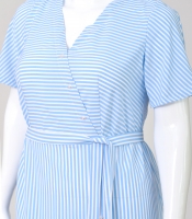 Платье на запах женское из вискозы софт миди в полоску с V-образным вырезом коротким рукавом резинкой на талии и поясом весенне-летнее