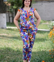 Костюм-двойка женский из штапеля с вискозой и хлопком: блуза на пуговицах и зауженные брюки с рисунком летний