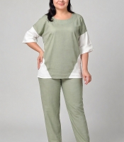 Костюм-двойка женский из льна и полиэстера с двухцветной блузой свободного кроя и слегка зауженными брюками летний