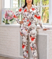 Костюм-двойка женский из крепа и полиэстера с жакетом классического кроя на пуговицах с поясом и прямыми брюками с рисунком летне-осенний