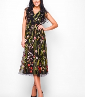 Черное платье с разноцветной цветочной вышивкой 29144