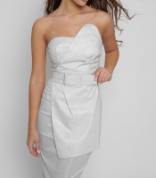 Эффектное белое платье с открытыми плечами 36385