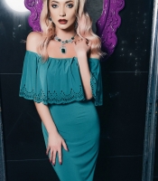 Платье в пол с открытыми плечами и воланом 33137