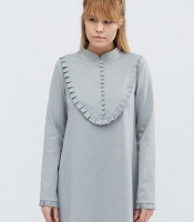 Свободное серое платье с длинным рукавом и рюшами 32323