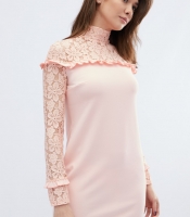 Короткое платье с гипюром и рюшами цвета персик 32789