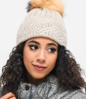 Вязаная бежевая шапка с помпоном из енота 34348
