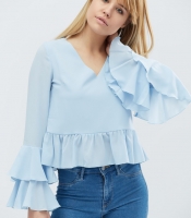 Однотонная голубая блузка с рюшами 27401
