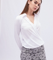 Элегантная белая блузка с декольте 32559