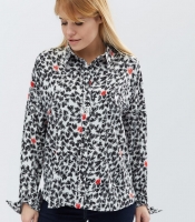 Женская рубашка свободного кроя с сердечками цвет белый-черный 32225