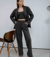 Женский серый костюм-тройка из пиджака, брюк и топа 56146