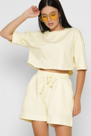 Летний костюм с кроп-топом и шортами цвет желтый 48801 Летний костюм с кроп-топом и шортами цвет желтый 48801