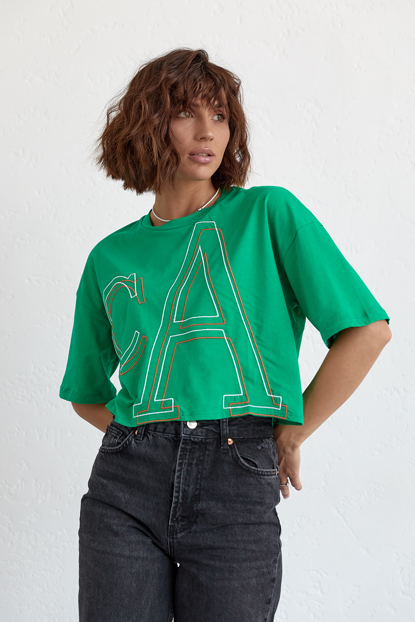 Укороченная женская футболка с вышитыми буквами