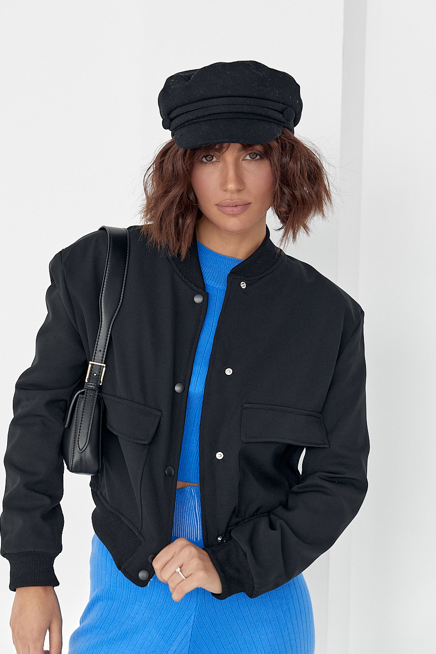 Женская куртка-бомбер с накладными карманами