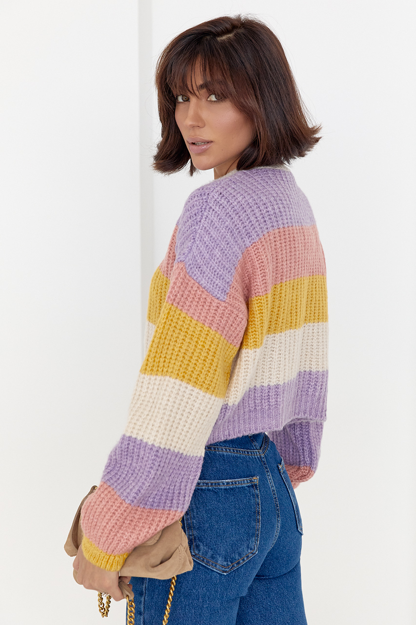 Укороченный вязаный свитер в цветную полоску