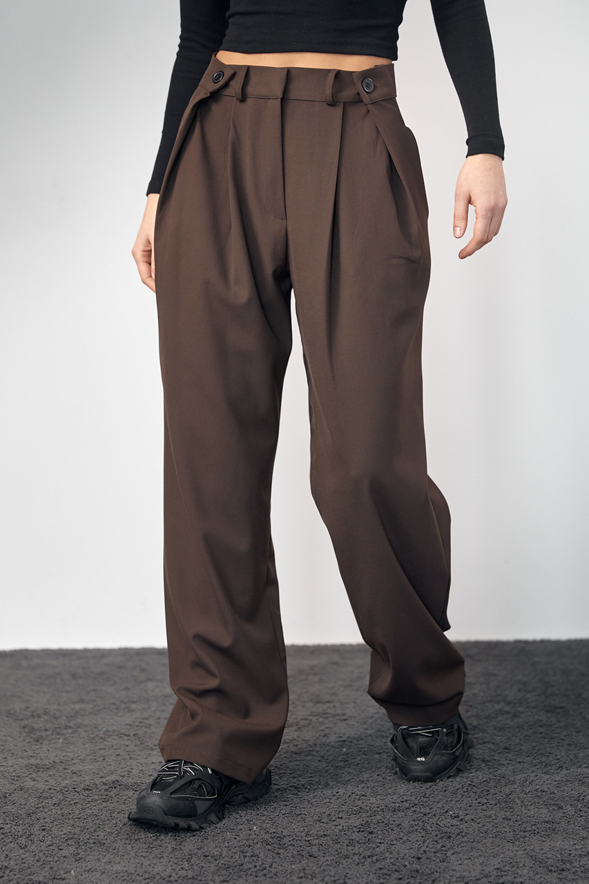 Классические брюки с акцентными пуговицами на поясе