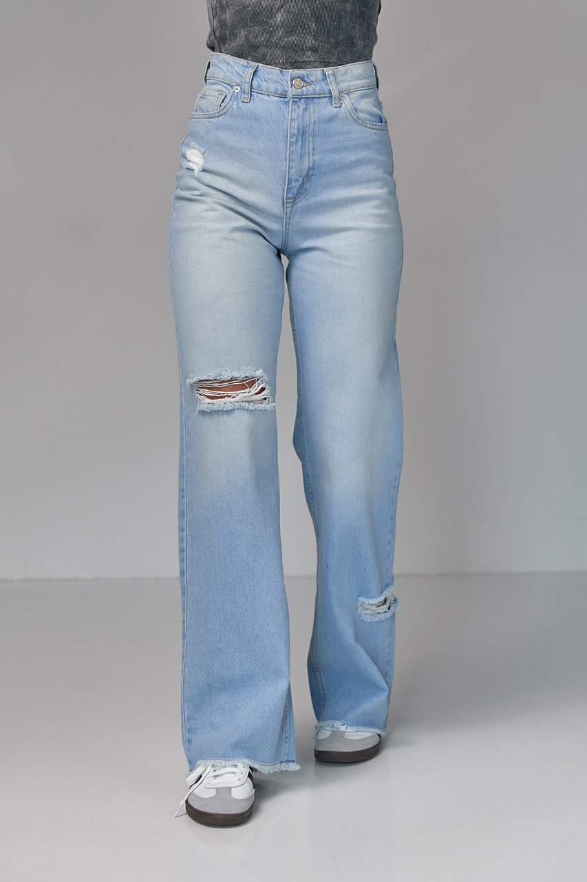 Женские джинсы с рваными элементами