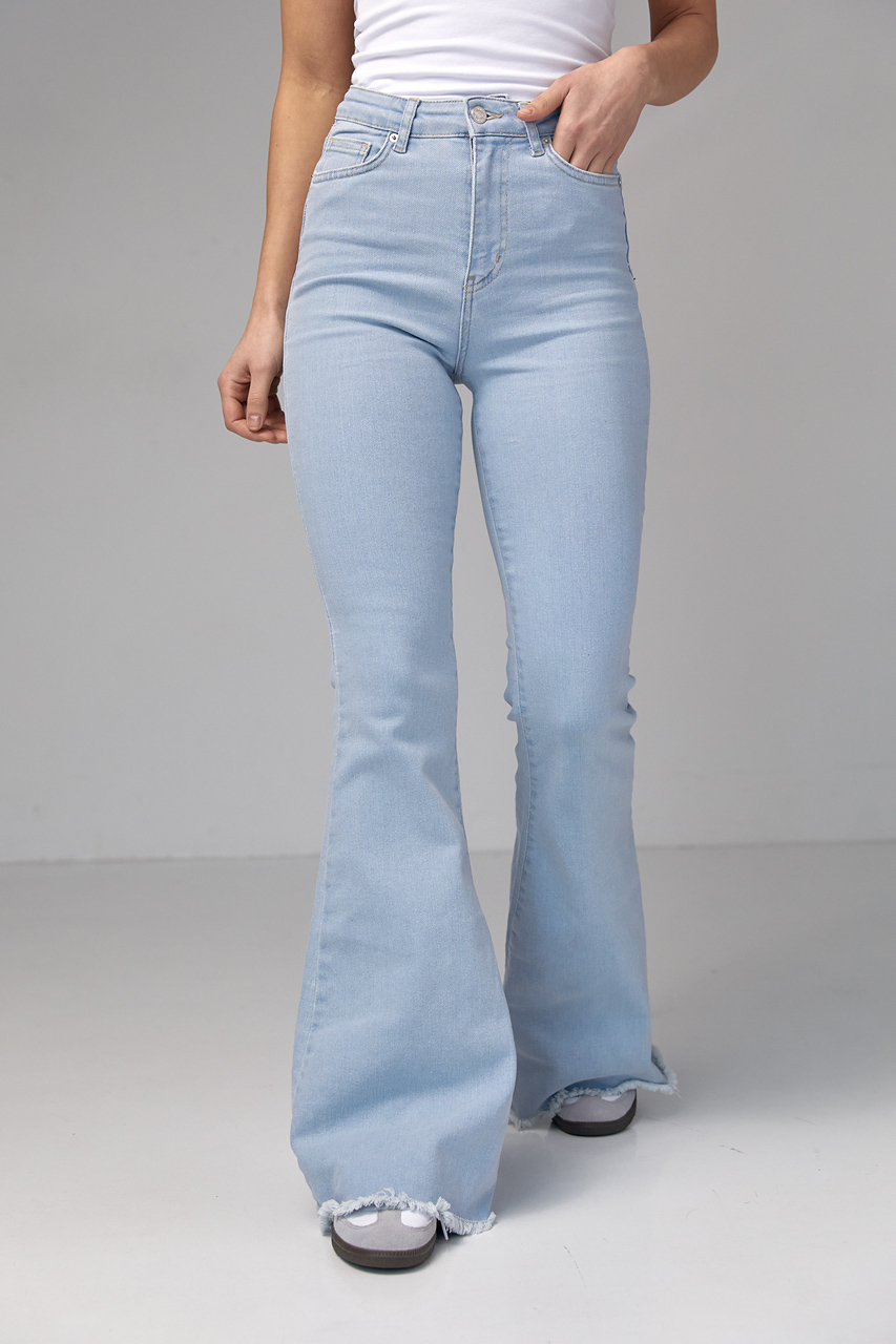 Женские джинсы-клеш с высокой посадкой