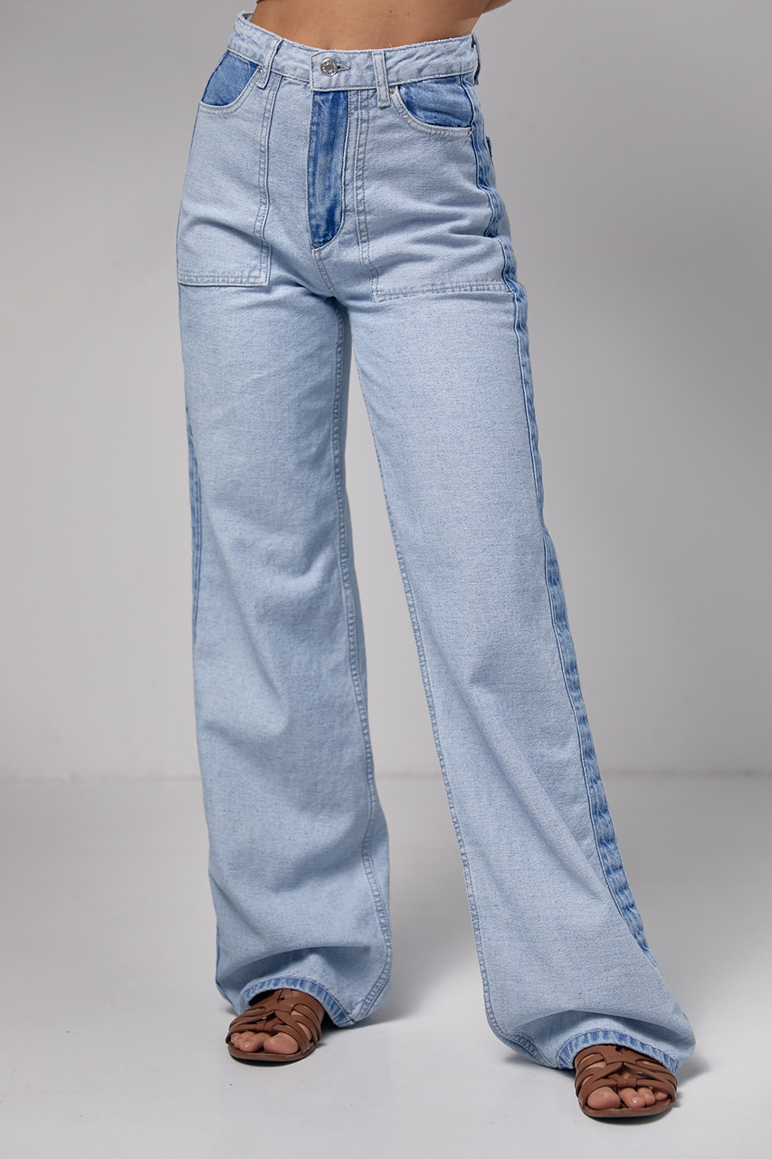 Женские джинсы с лампасами и накладными карманами