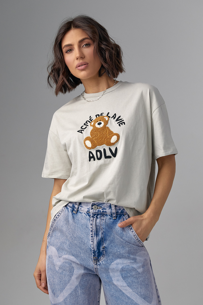 Трикотажная футболка с фактурным медвежонком и надписью