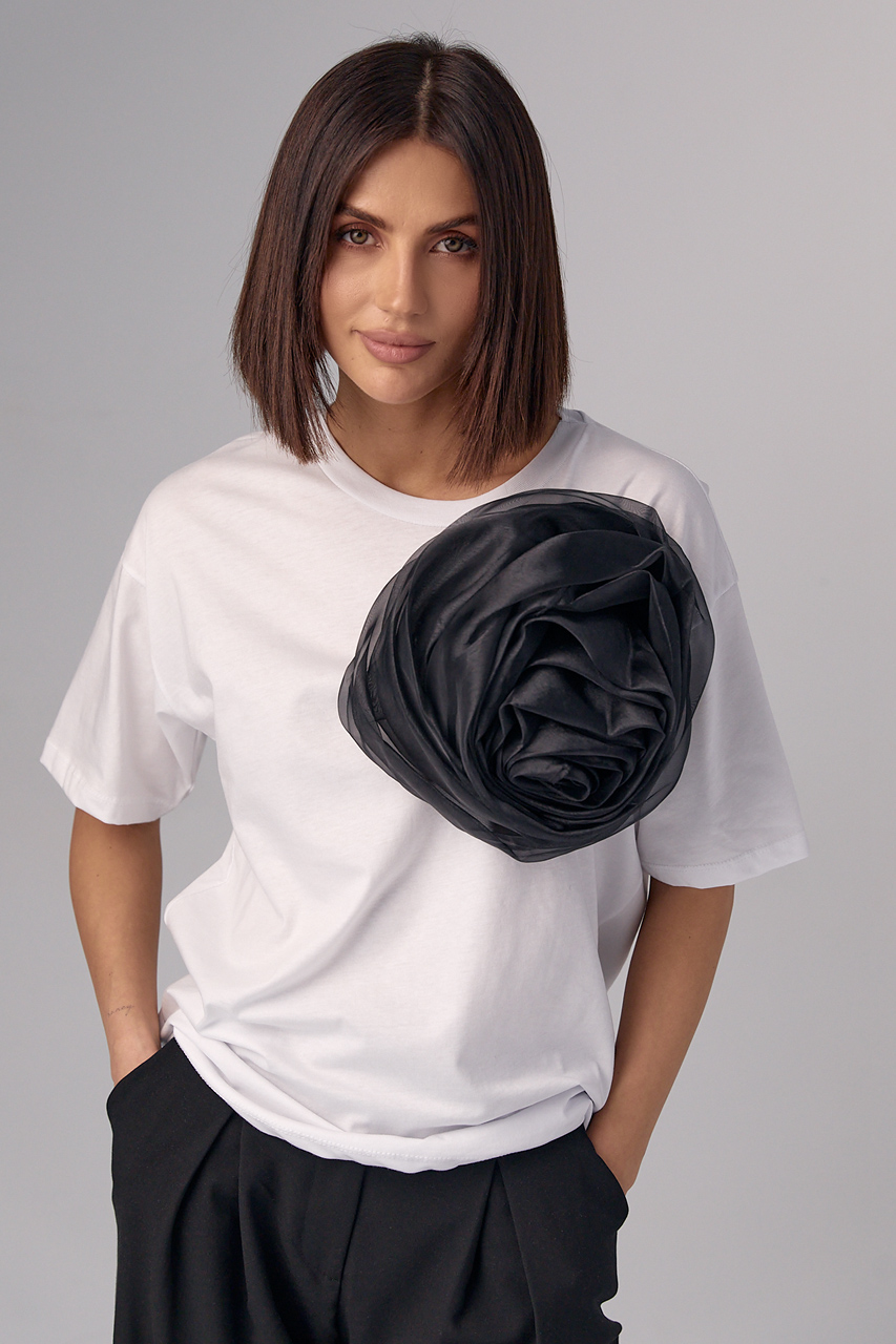 Женская футболка с крупным объемным цветком