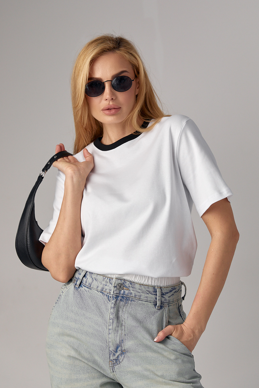 Трикотажная женская футболка с контрастной окантовкой