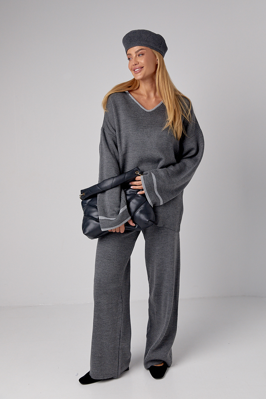 Жіночий костюм oversize з вільними штанами та кофтою-поло