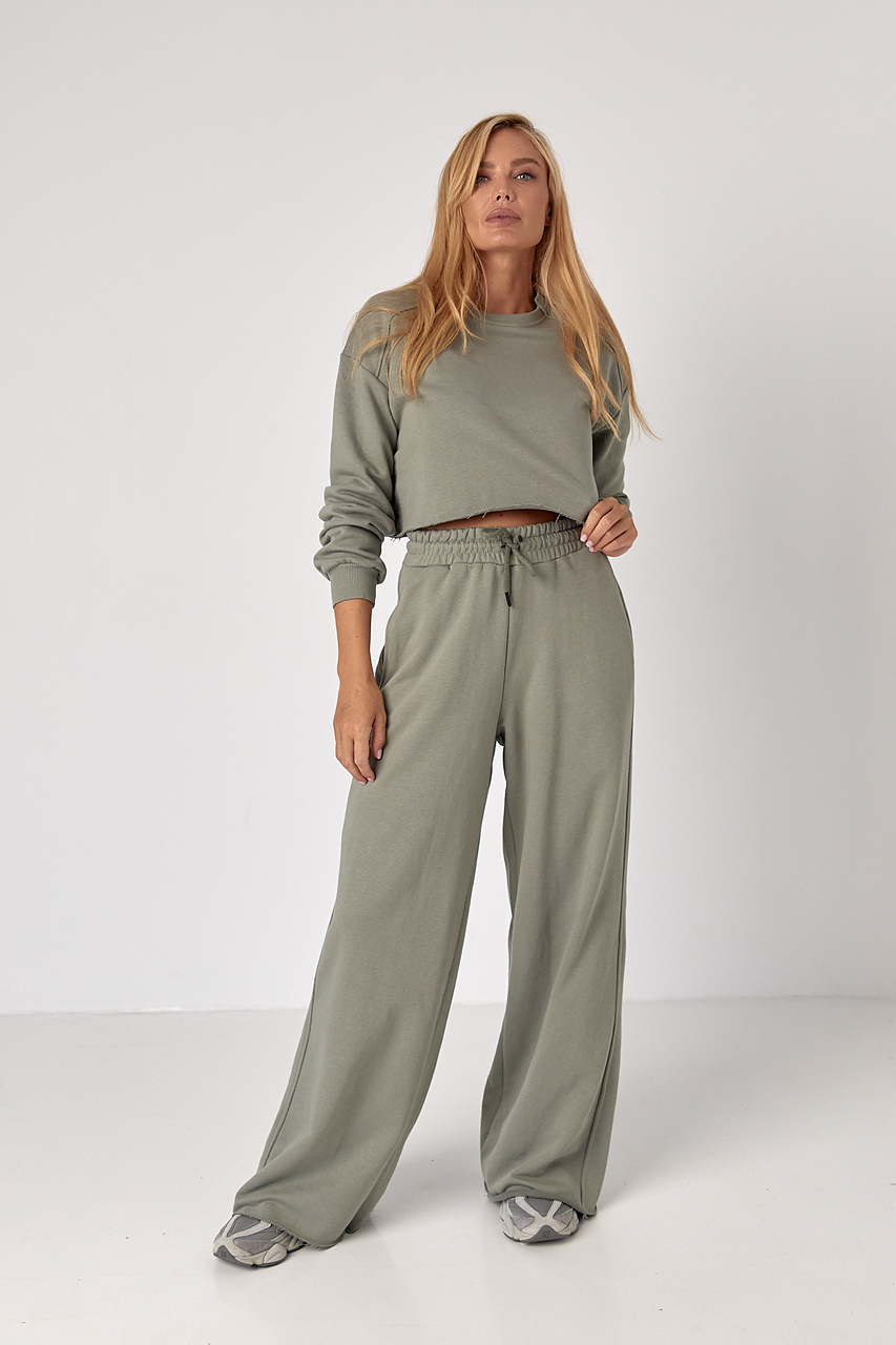 Спортивний костюм з коротким світшотом і прямими штанами