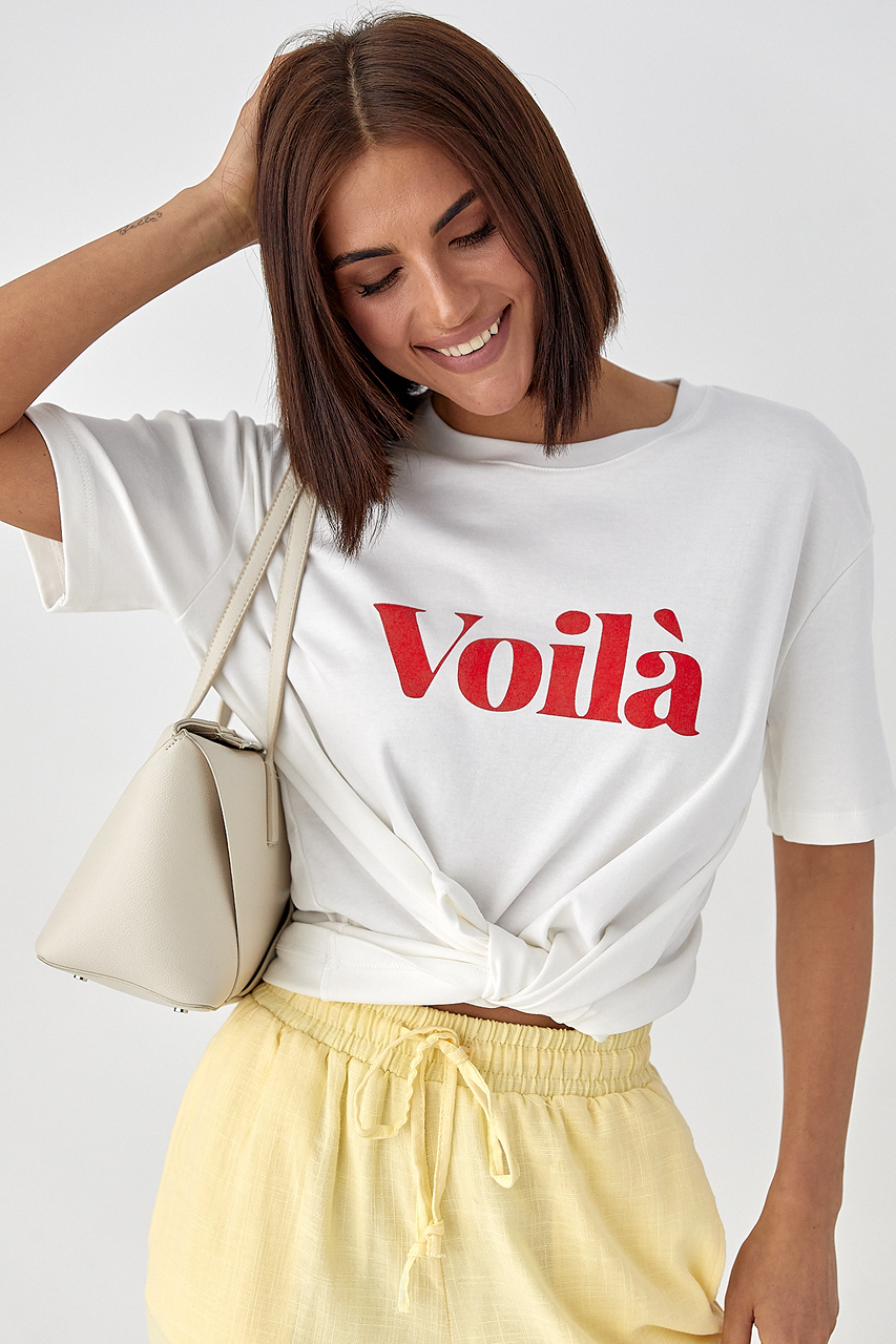 Однотонна футболка з написом Voila