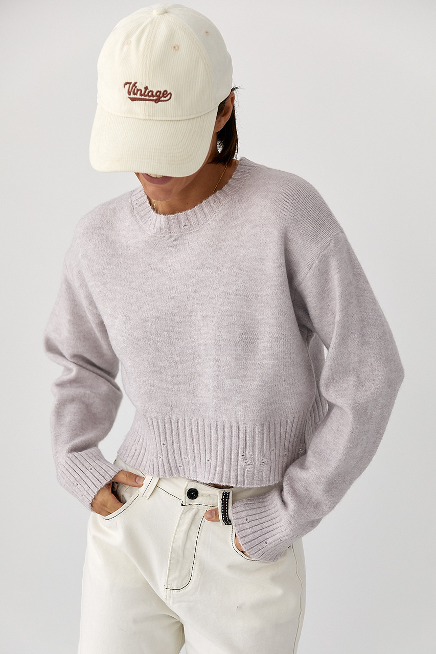 Укорочена в’язана кофта зі рваним ефектом