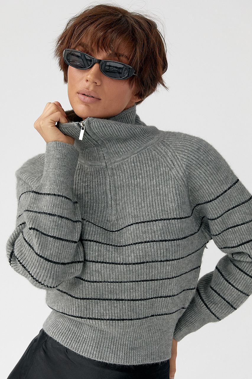 Короткий в'язаний светр у смужку із блискавкою на горловині