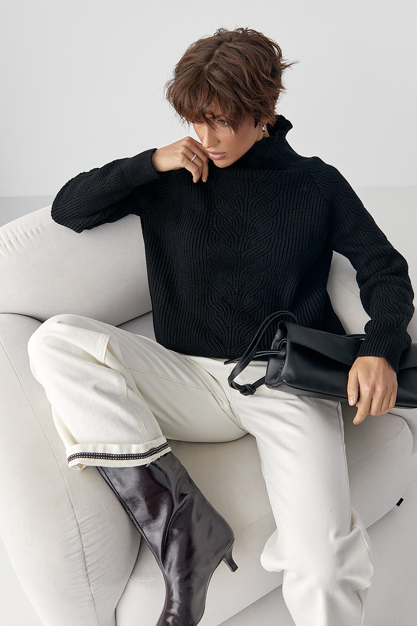 В'язаний жіночий светр із косичками