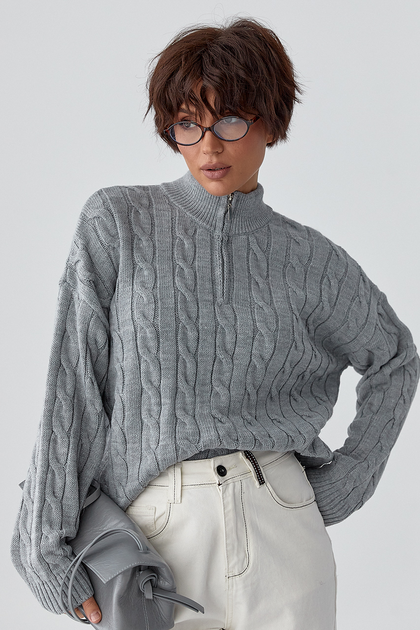 В'язаний светр в косички з блискавкою на горловині