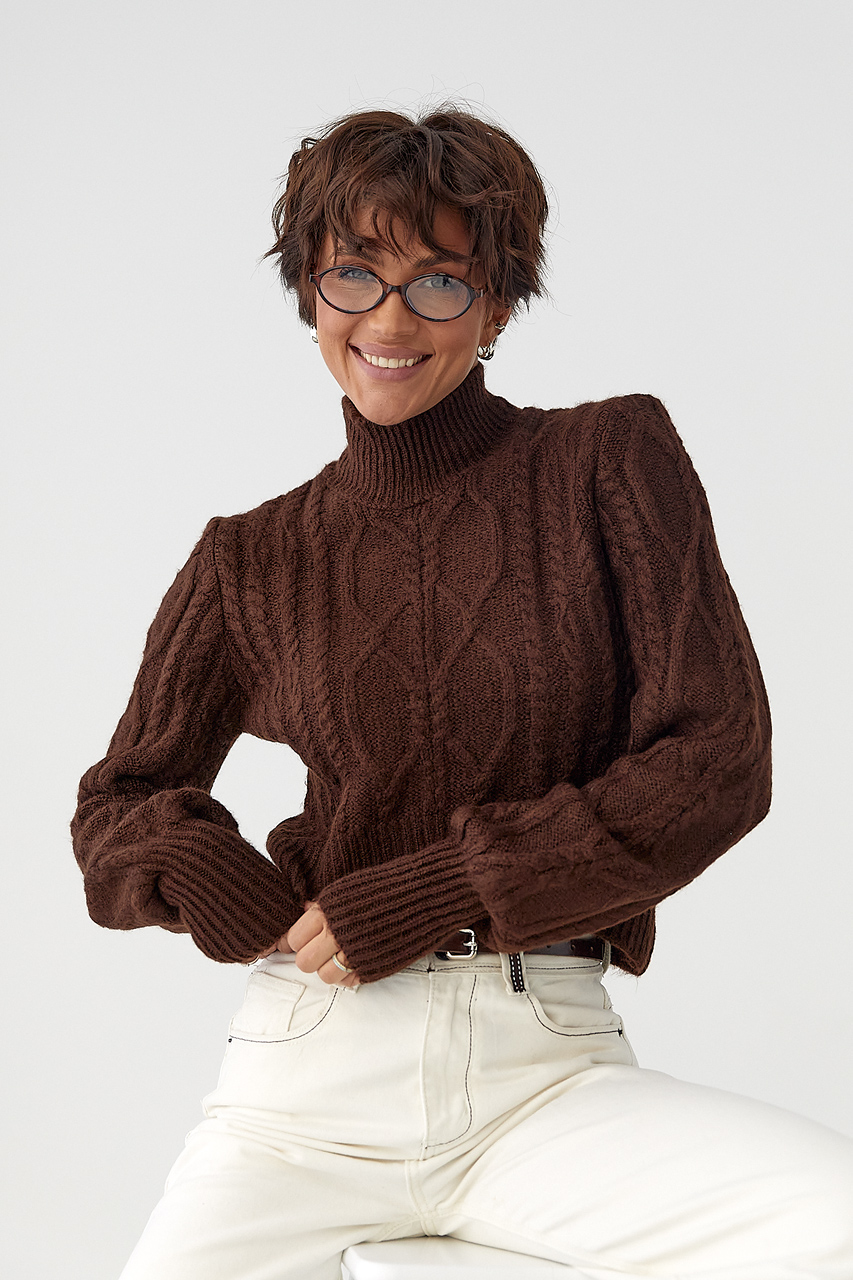 Короткий в’язаний светр з косичками